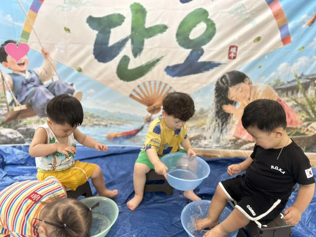 개인정보 보호를 위해 얼굴을 가림 처리한 꼬꼬마어린이집 단오행사 · 발 씻기 활동