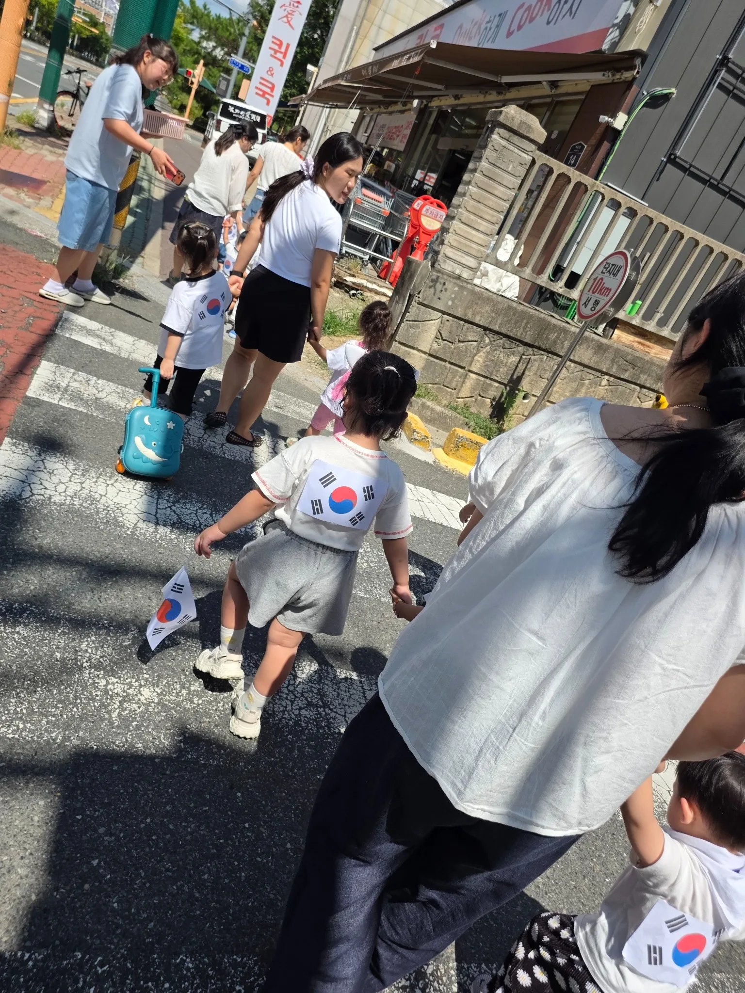 개인정보 보호를 위해 얼굴을 가림 처리한 꼬꼬마어린이집 광복절 기쁨 나눔행사 활동