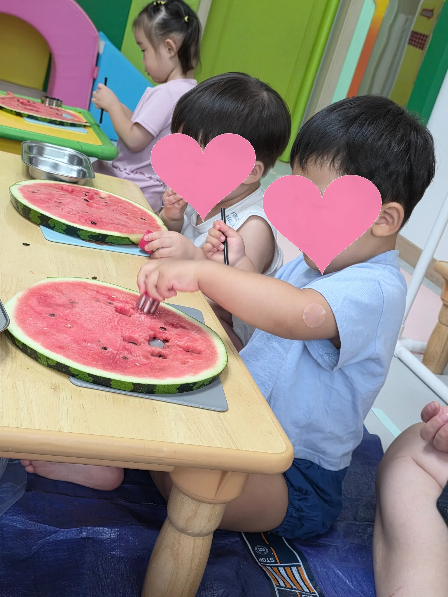 개인정보 보호를 위해 얼굴을 가림 처리한 꼬꼬마어린이집 수박 오감놀이