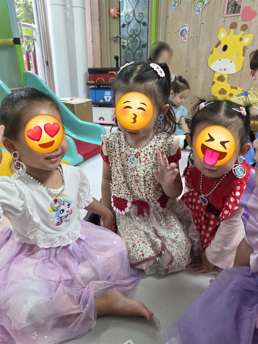 공주 옷을 입고 꾸미기 놀이를 즐기는 꼬꼬마어린이집 아이들