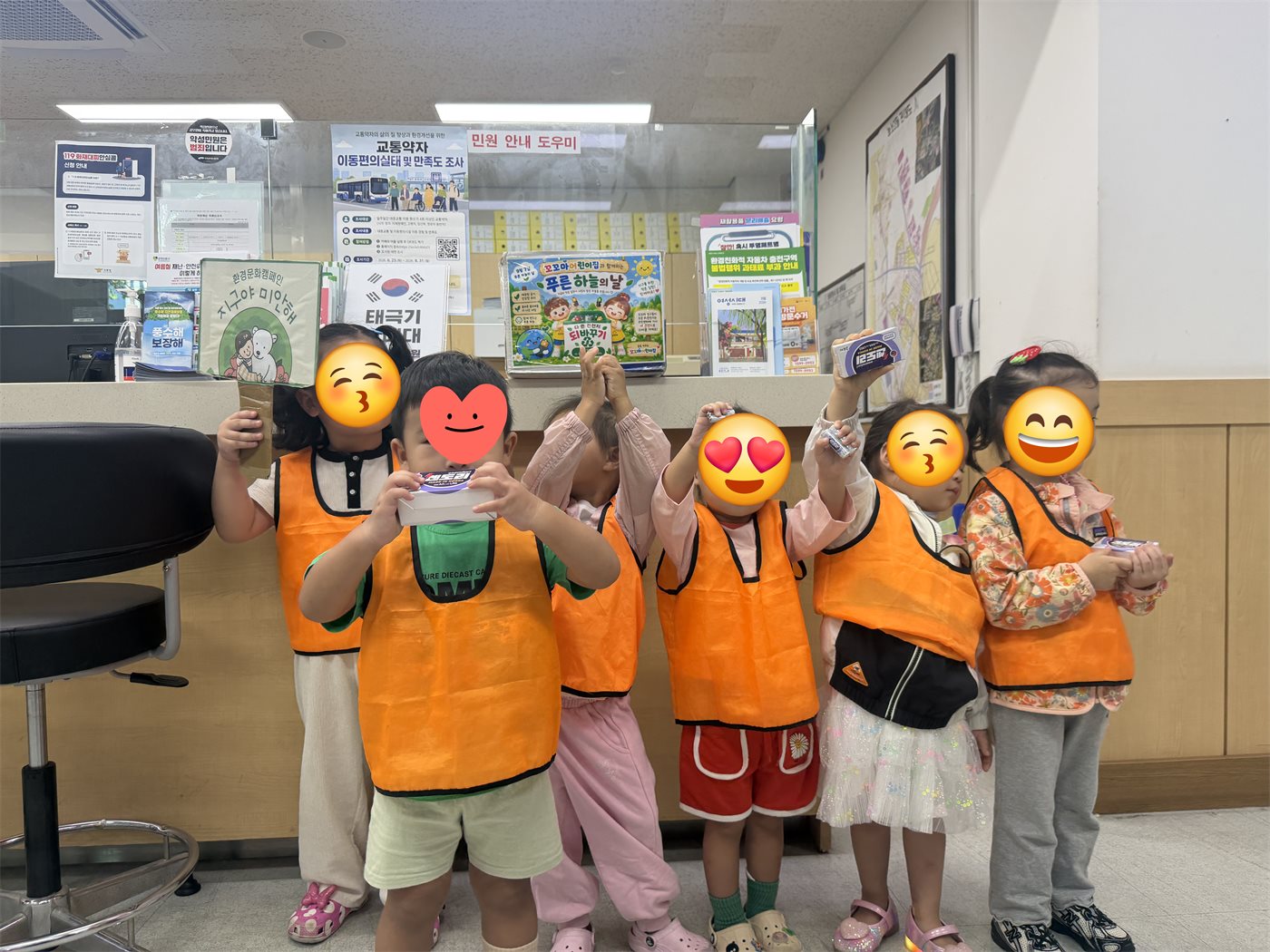 푸른 하늘의 날에 폐건전지를 모아 전달하는 꼬꼬마어린이집 아이들