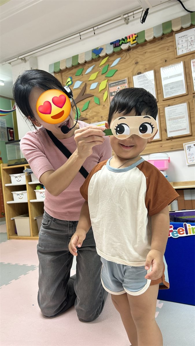 뮤엠영어 선생님과 눈가리개 놀이를 하는 꼬꼬마어린이집 아이