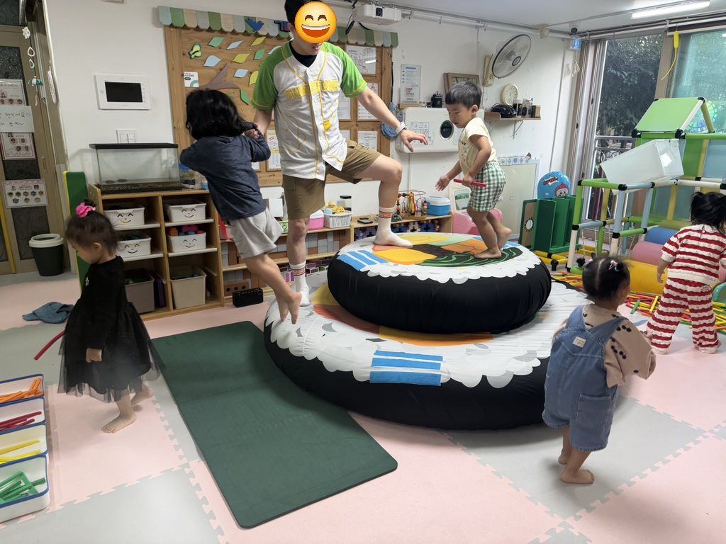 트니트니 체육 선생님과 김밥 모양 매트 위에서 뛰어노는 꼬꼬마어린이집 아이들